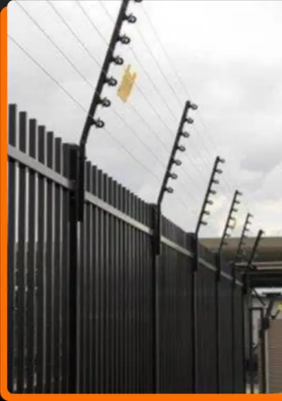 Cerca elétrica instalada sobre muro de proteção
