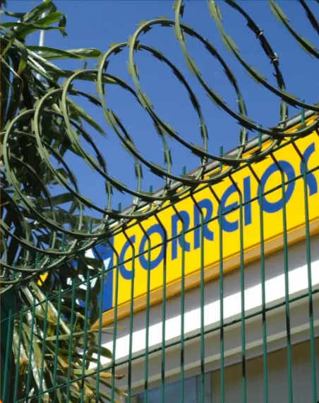 Concertina instalada sobre grade de proteção