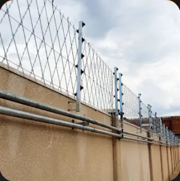 Rede laminada instalada sobre muro